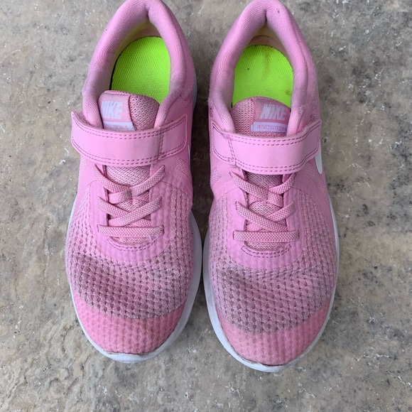 girls nike pink shoes